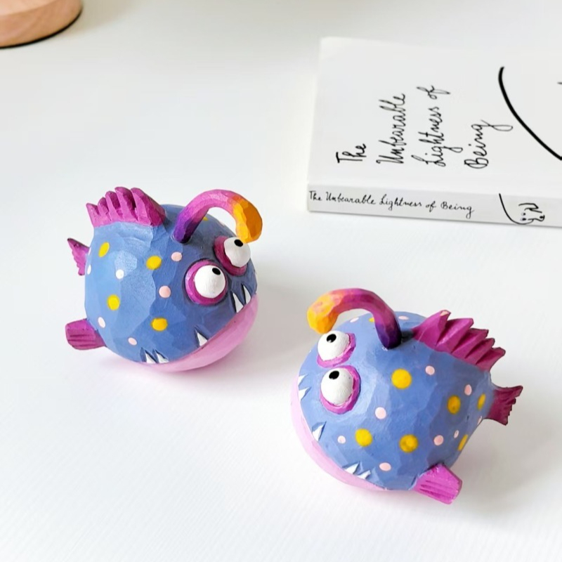 Photography Desk - Lanternfish-escultura en miniatura de madera hecha